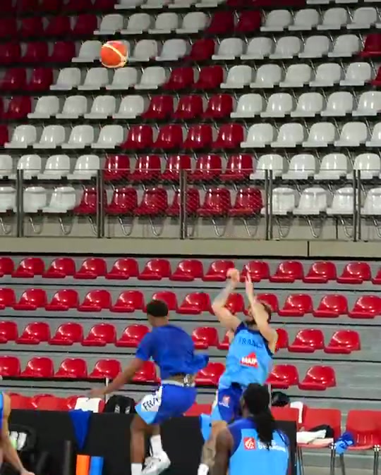 法国男篮最新训练视频，文班亚马攻防亮眼，还与戈贝尔双塔连线！